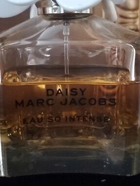 Marc Jacobs Daisy Eau So Intense - Clear Bottle with Amber Liquid